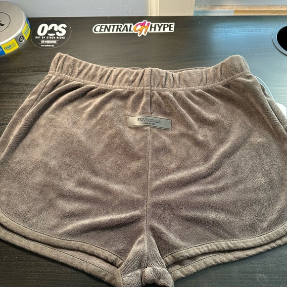 Women essentials shorts - Picture 2 of 3